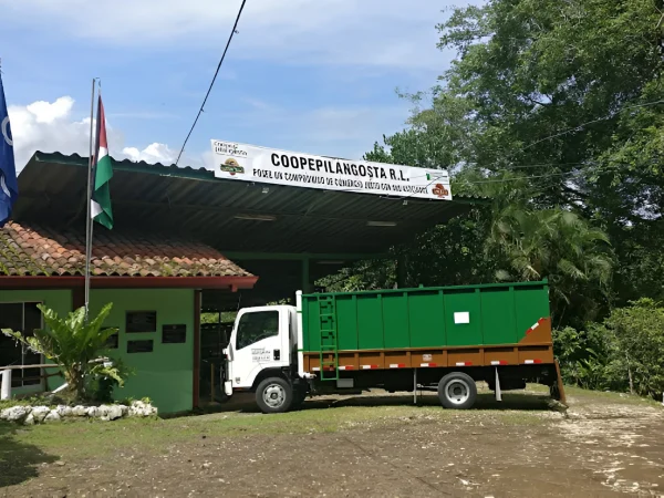 Camión recolector de café en el Diriá Coffee Tour Hojancha