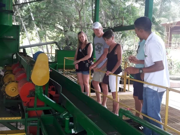 Turistas participando en un taller de preparación de café en el Diriá Coffee Tour Hojancha