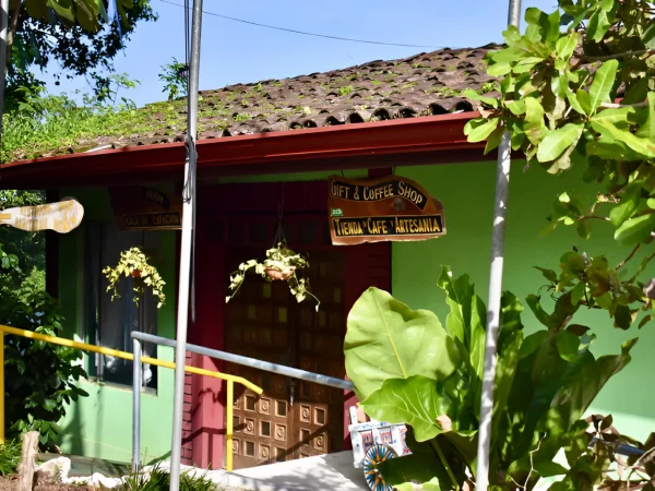 Exterior de las instalaciones del Diriá Coffee Tour, rodeadas de naturaleza