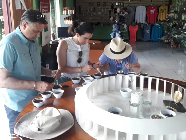 Turistas participando en el tour cafetalero del Diriá Coffee Tour