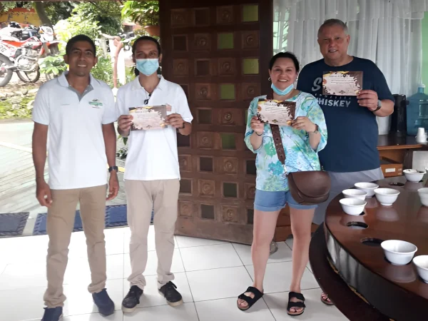 Grupo disfrutando de una degustación de café con expertos en el Diriá Coffee Tour