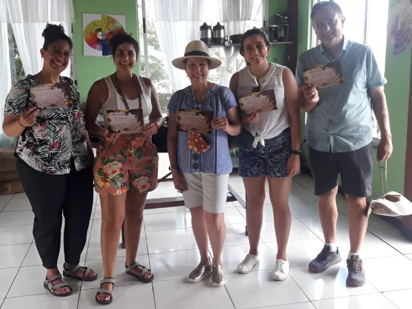 Grupo de participantes mostrando sus souvenirs en el Diriá Coffee Tour