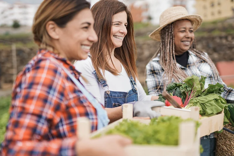 mujeres con alimentos frescos zona azul en costa rica